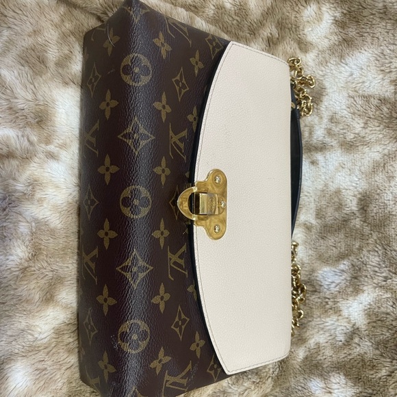 Louis Vuitton cream monogram canvas bag with chain. - Picture 3 of 4